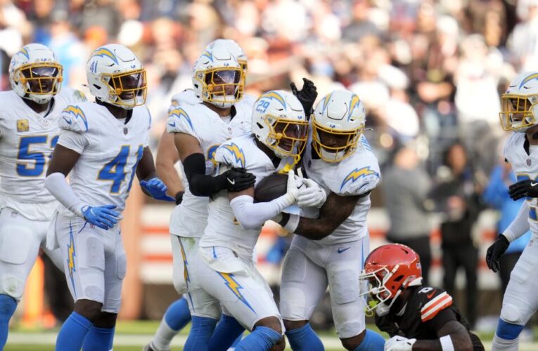 Chargers’ offense, defense meet halfway in convincing win over Browns