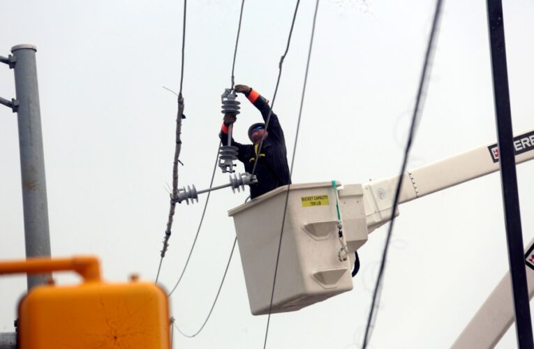 Thousands of outages considered as Santa Ana winds rip through Southern California