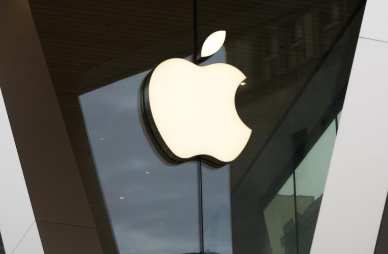 Labor board accuses Apple of suppressing employee discussions