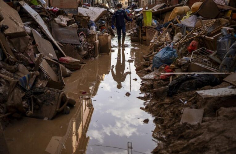 Una semana después de inundaciones en España, familias siguen buscando a seres queridos