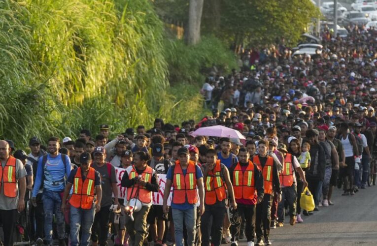 Unos 2.500 migrantes salen caminando hacia el norte desde la frontera sur de México