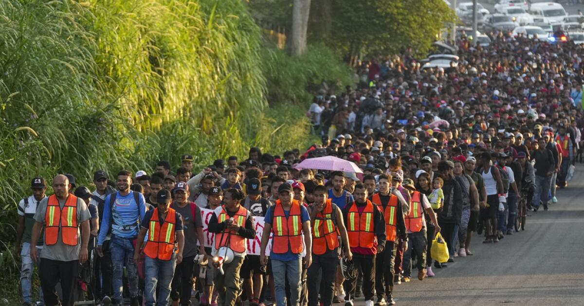 unos-2.500-migrantes-salen-caminando-hacia-el-norte-desde-la-frontera-sur-de-mexico