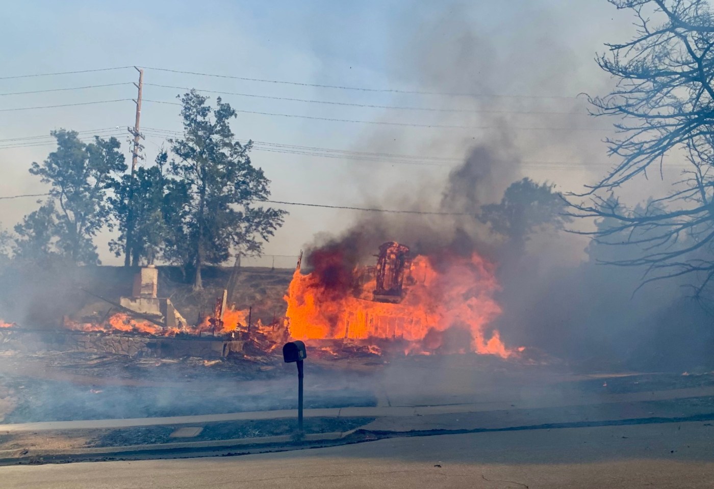 mountain-fire-in-ventura-county-grows-to-10,400-acres,-causing-injuries-and-evacuations