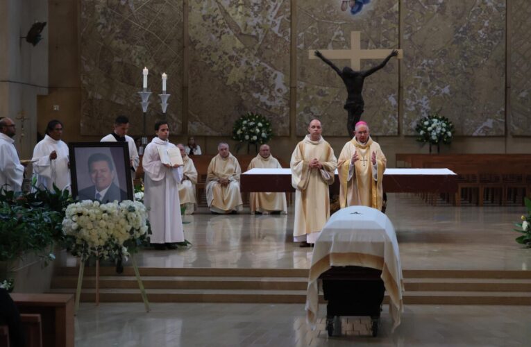 Familiares, amigos y aficionados dicen ‘adiós’ a Fernando Valenzuela en ceremonia en Los Ángeles