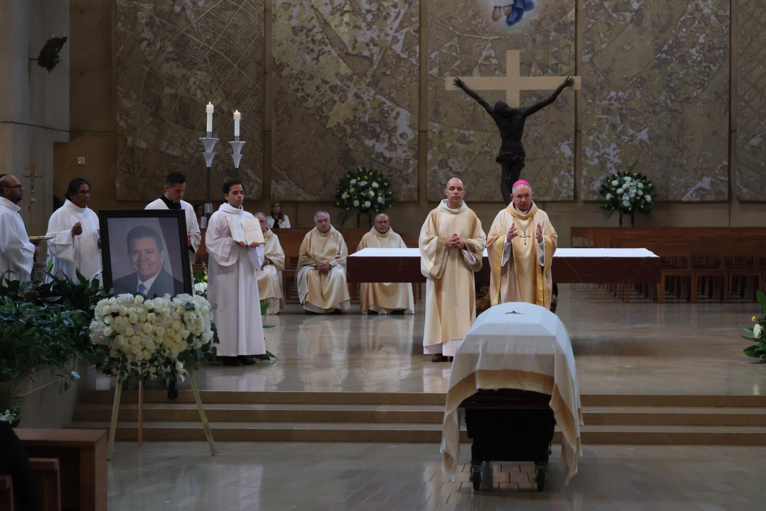 familiares,-amigos-y-aficionados-dicen-‘adios’-a-fernando-valenzuela-en-ceremonia-en-los-angeles