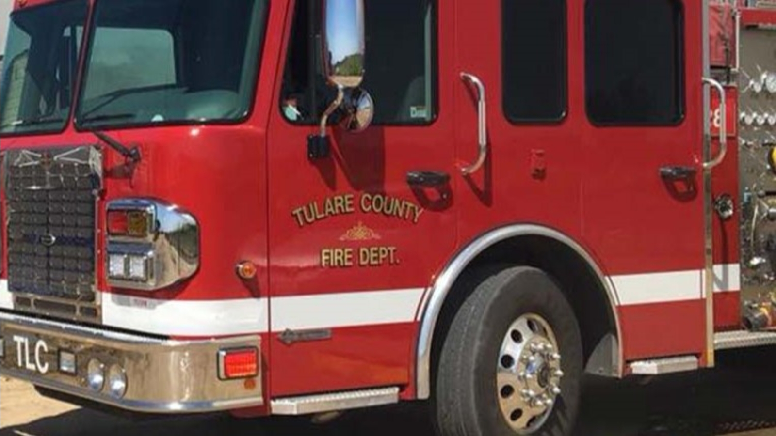 crews-battling-fire-at-large-workshop-in-tulare-county