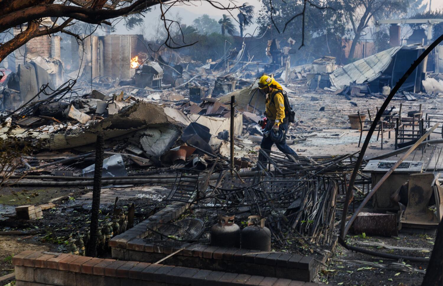 photos:-mountain-fire-fueled-by-santa-ana-winds-destroys-dozens-of-homes-in-ventura-county