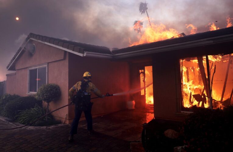 3.500 viviendas en peligro mientras el incendio del condado de Ventura arrasa los vecindarios