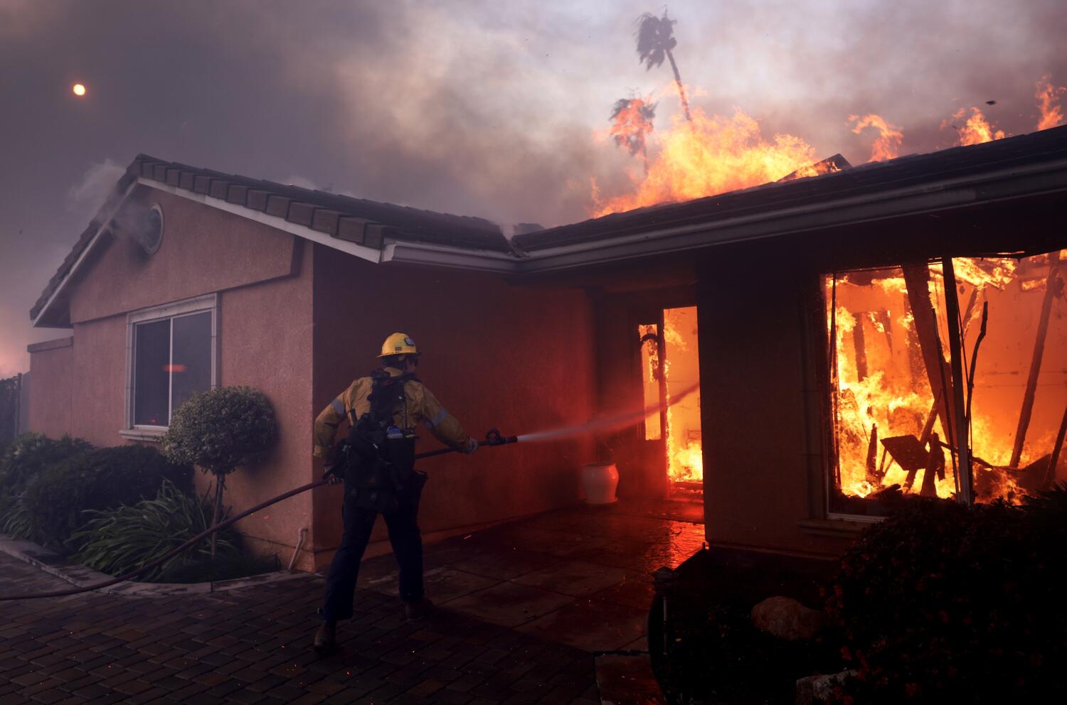 3.500-viviendas-en-peligro-mientras-el-incendio-del-condado-de-ventura-arrasa-los-vecindarios