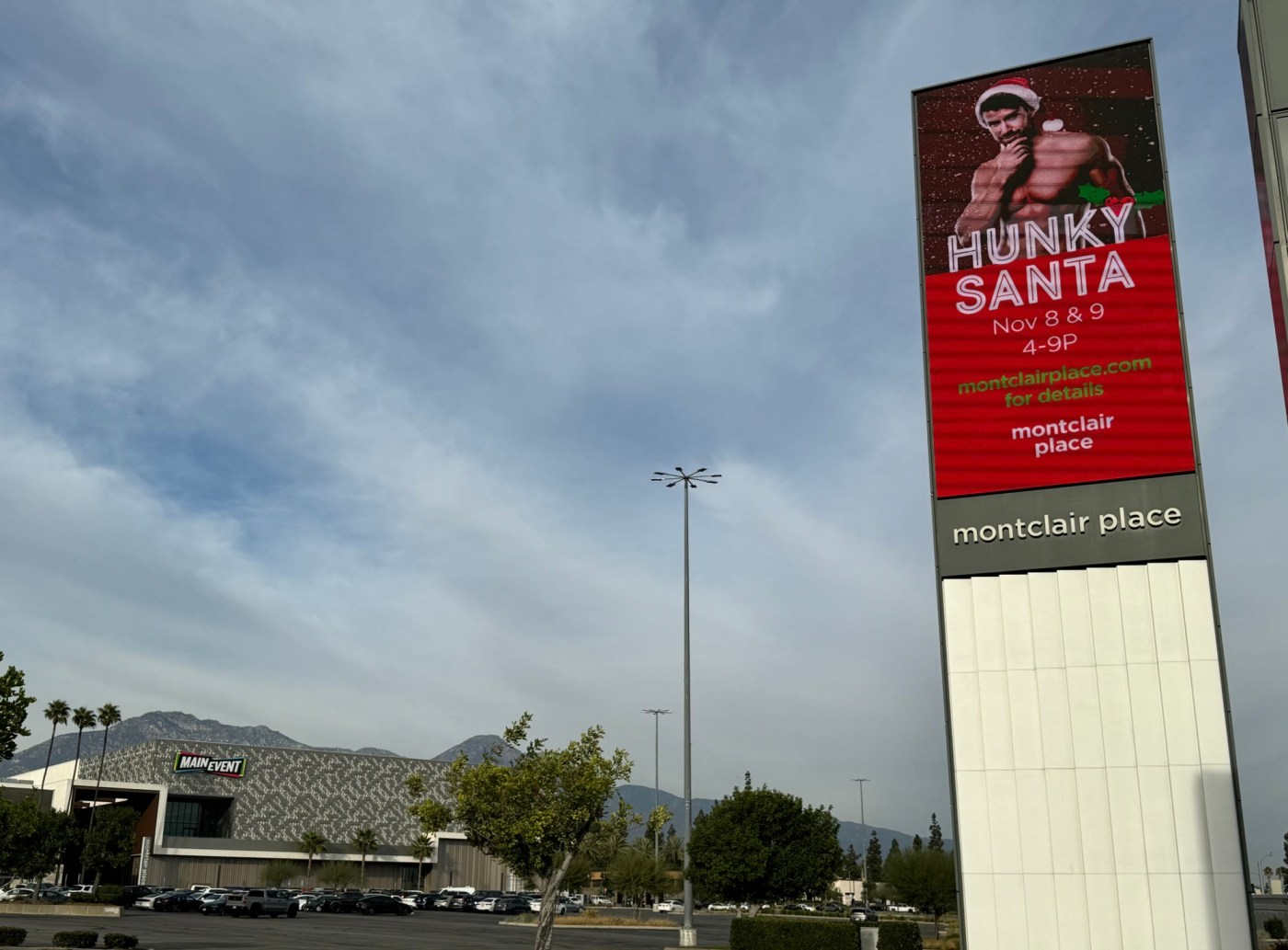 in-a-holiday-flex,-‘hunky-santa’-heads-to-montclair-mall