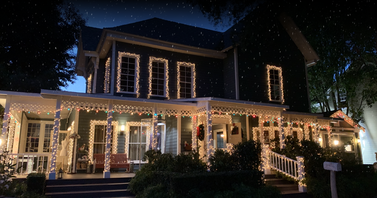 it’s-winter-in-stars-hollow!-stroll-through-the-‘gilmore-girls’-town-on-this-cozy-warner-bros.-tour