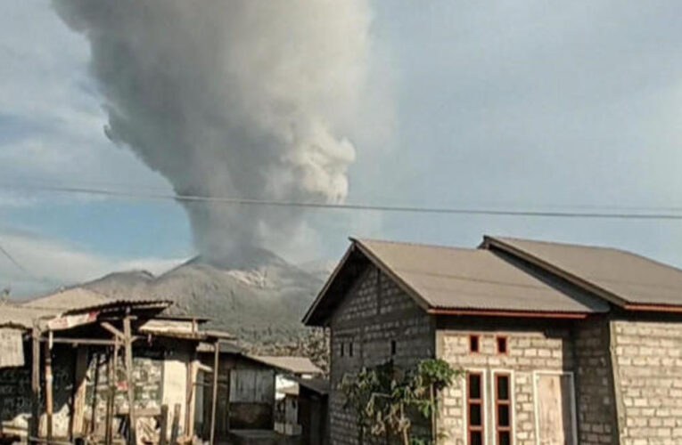 Eye Opener: Rescue crews evacuate Indonesian villagers after volcano erupts