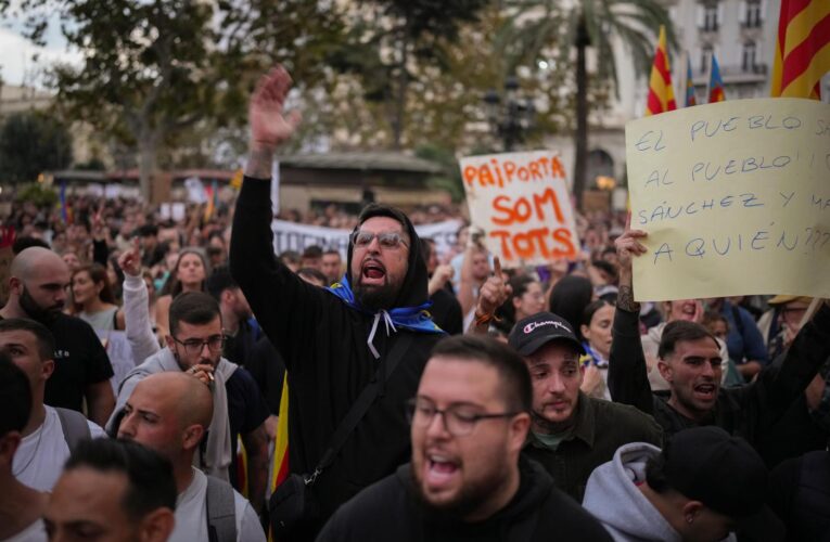 Tens of thousands of Spaniards demand the resignation of Valencia leader for bungling flood response