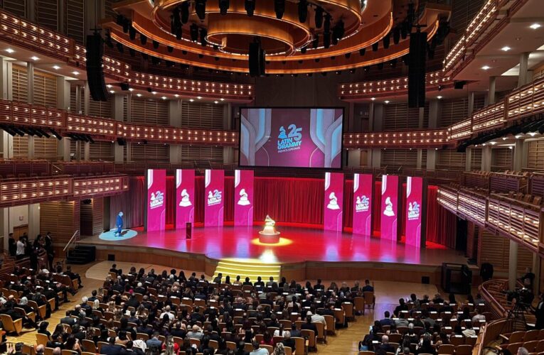 Una velada de nostagia, sorpresas y grandes emociones se vivió en los Premios Especiales de la Academia Latina de la Grabación