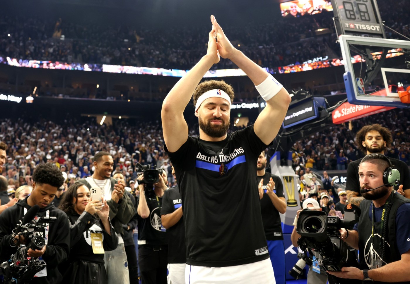 klay-thompson-showered-with-love-during-pregame-celebration-in-return-to-chase-center