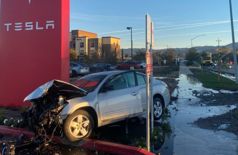 Driver crashes off Hwy 101 in San Luis Obispo