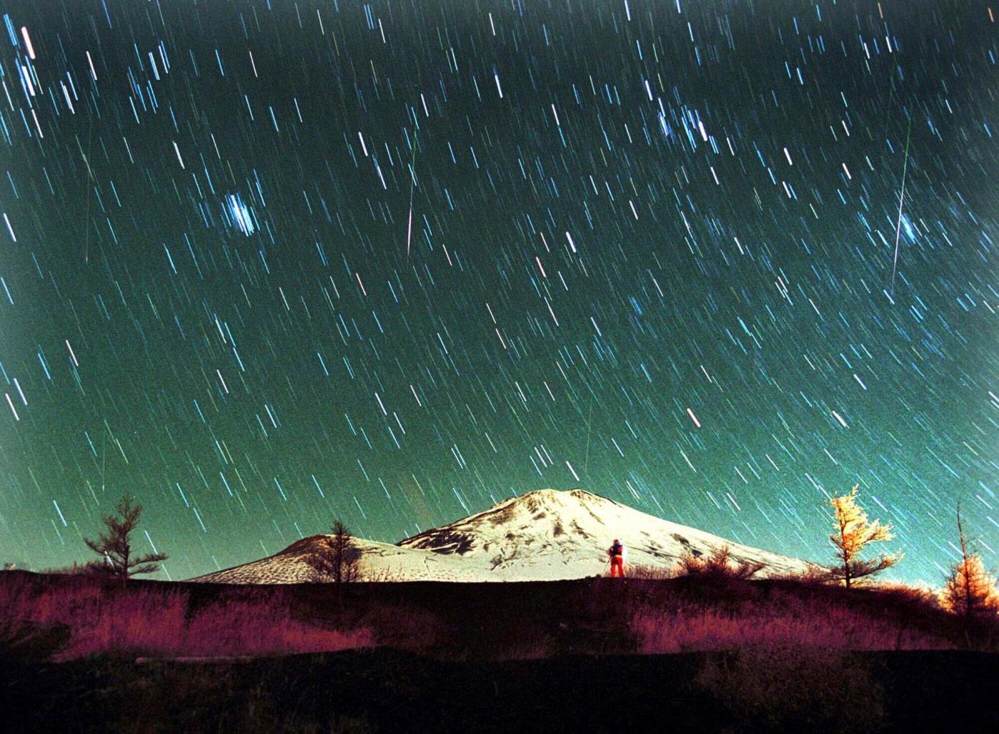 the-leonid-meteor-shower-peaks-as-the-supermoon-wanes