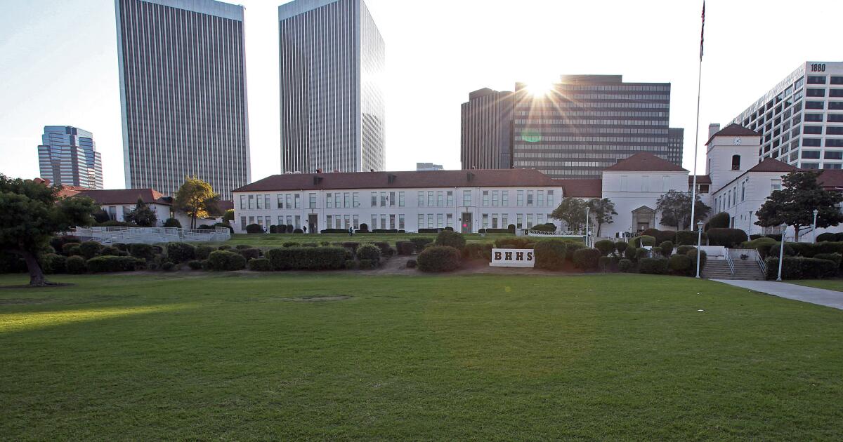 beverly-hills-high-school-substitute-says-she-was-fired-over-posts-criticizing-trump,-maga-students