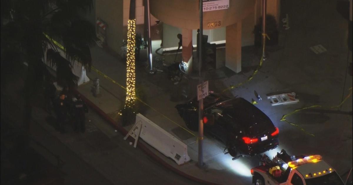 carjacking-suspect-in-beverly-hills-crashes-into-building-near-rodeo-drive-holiday-lights-show