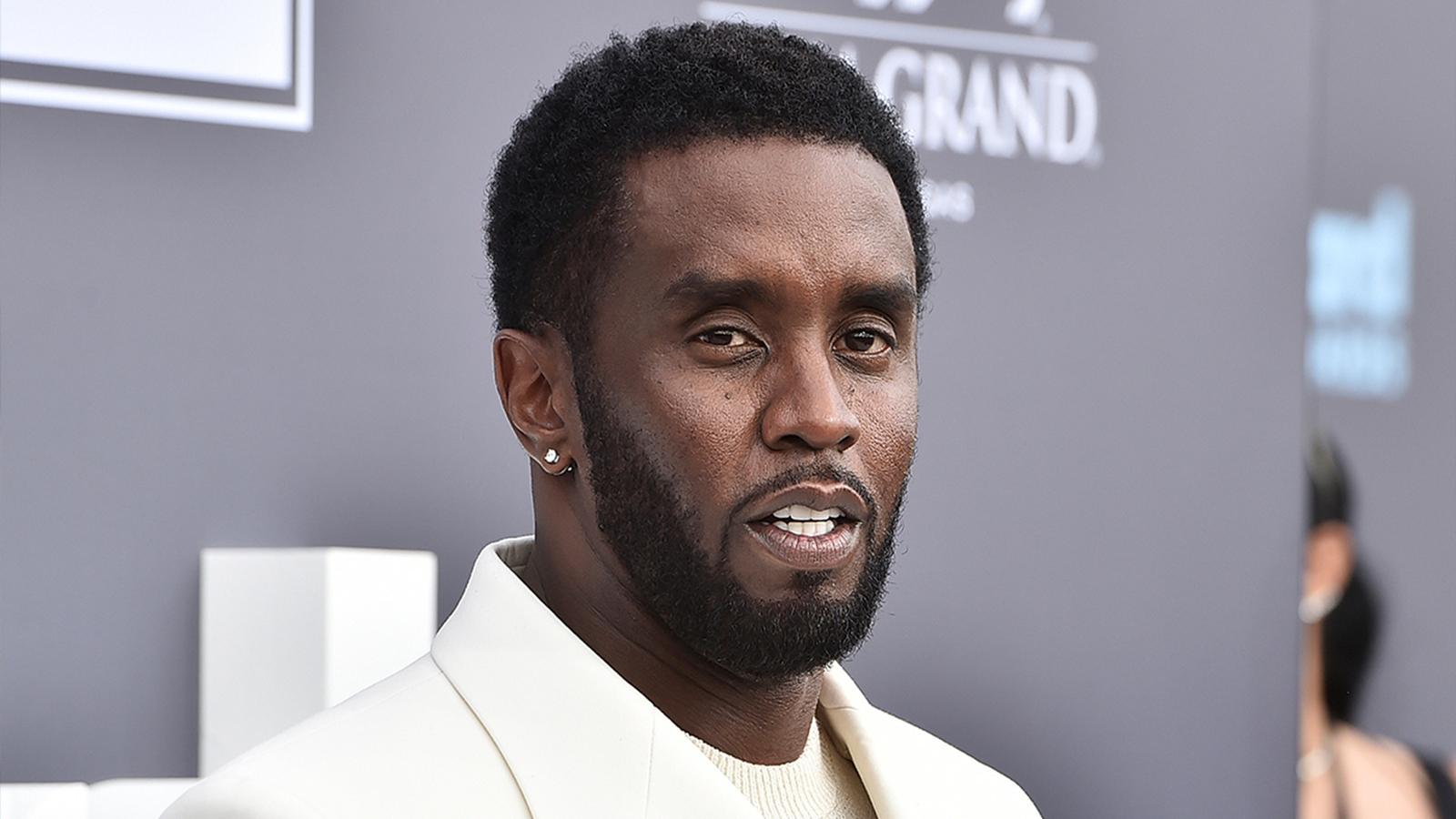 sean-‘diddy’-combs-is-trying-to-obstruct-his-sex-trafficking-case,-prosecutors-say