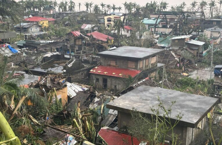 Typhoon hammers Philippines, displacing 400,000 people