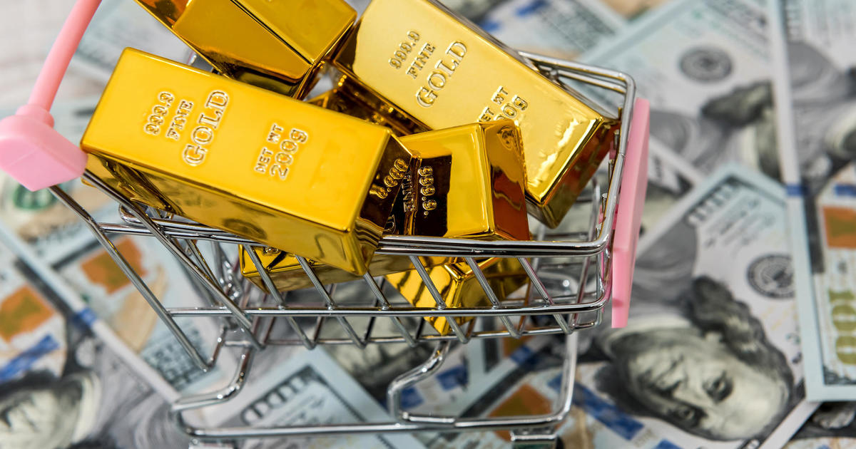 should-you-buy-gold-from-a-big-retailer?-pros-and-cons-experts-say-to-know