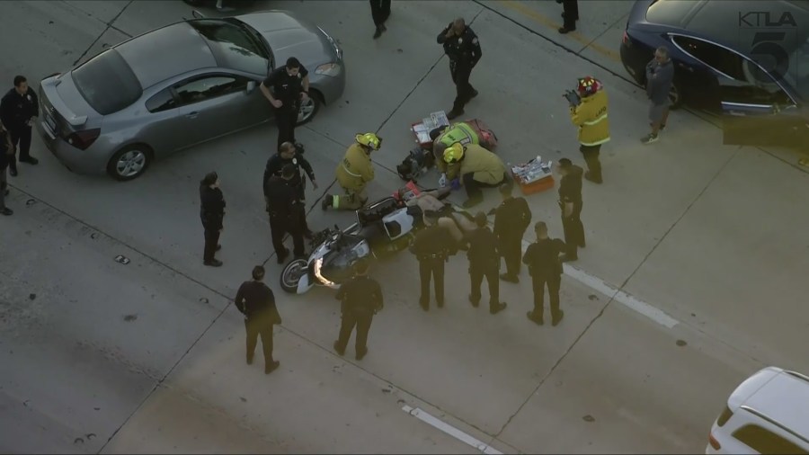 la.-motorcycle-officer-crashes-in-lanes-of-405-freeway-in-sepulveda-pass