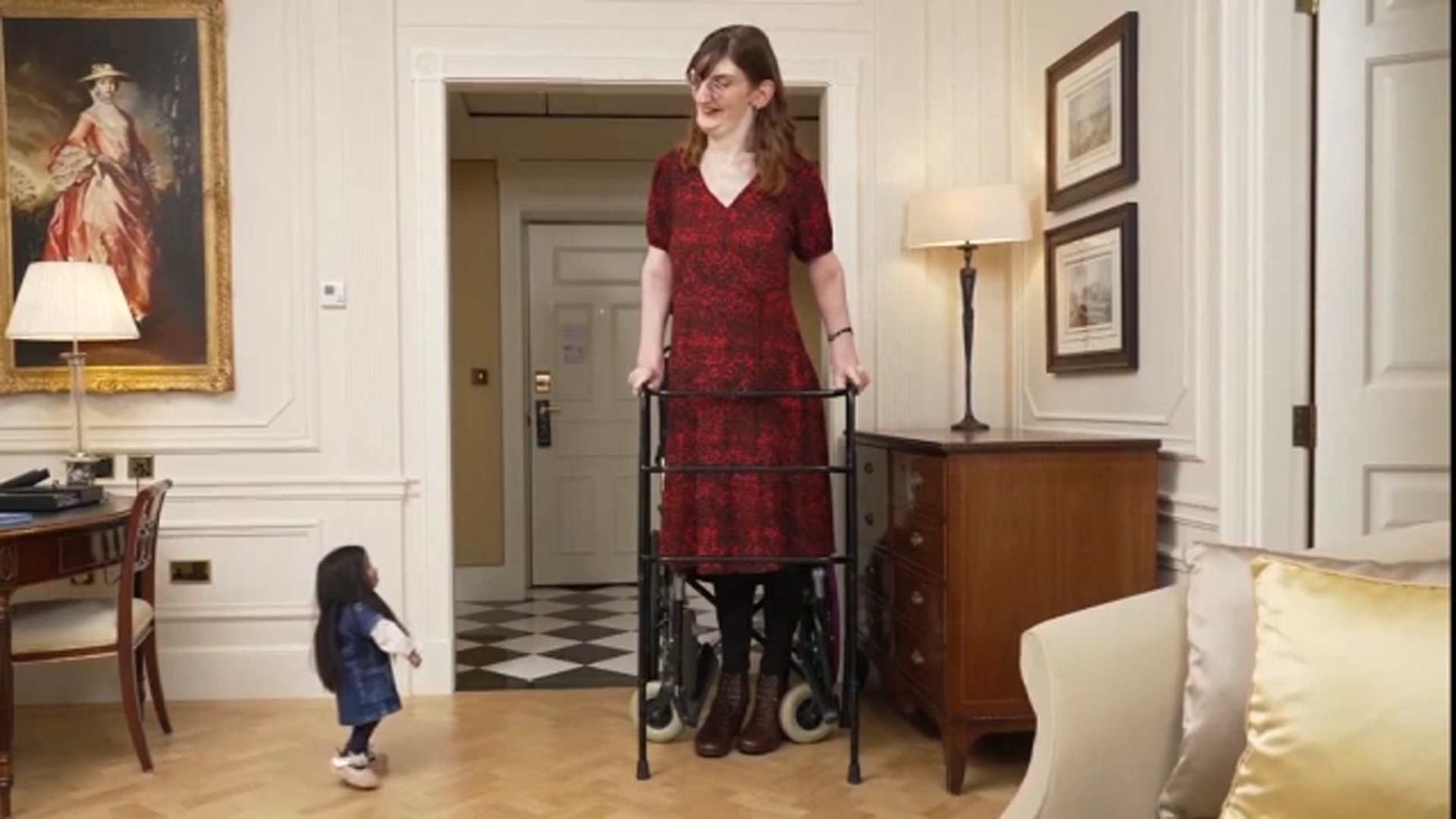 world’s-tallest-woman-and-shortest-woman-celebrate-guinness-world-records-day