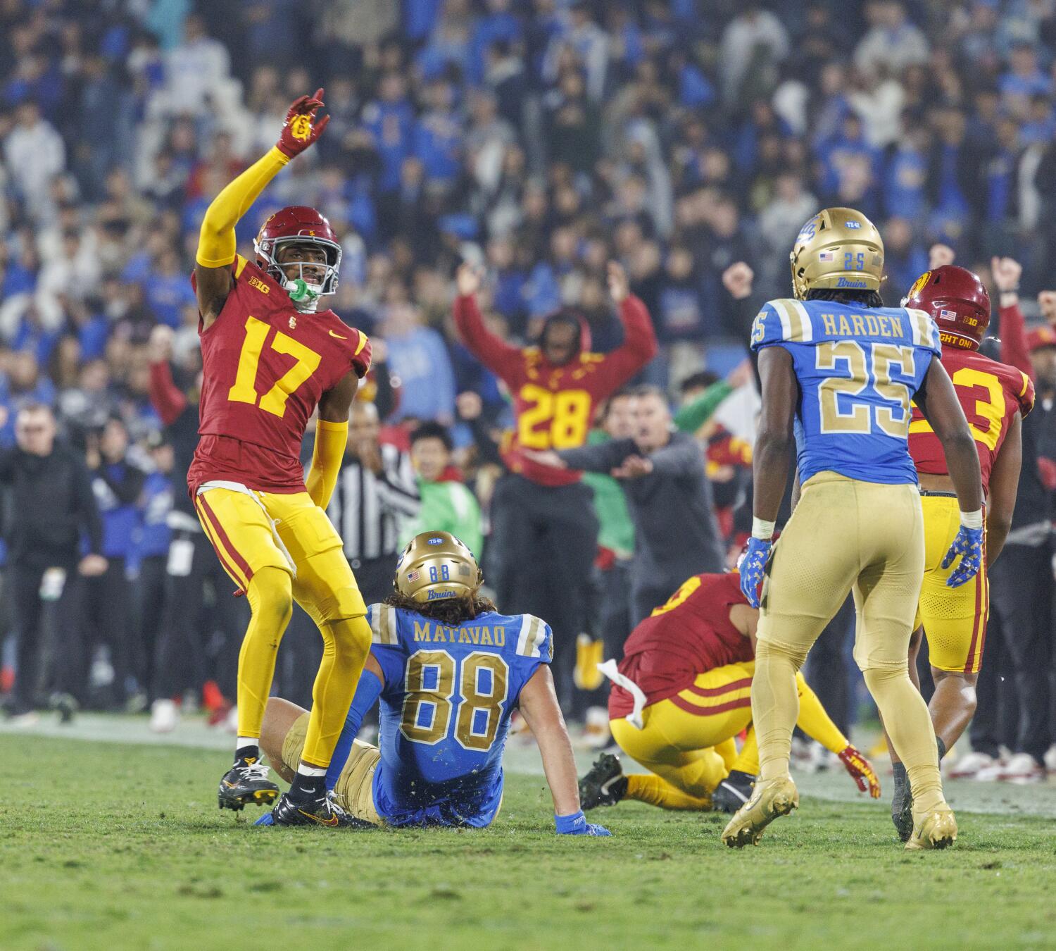 plaschke:-usc-rediscovers-its-best-self-while-dazzling-in-final-minutes-against-ucla