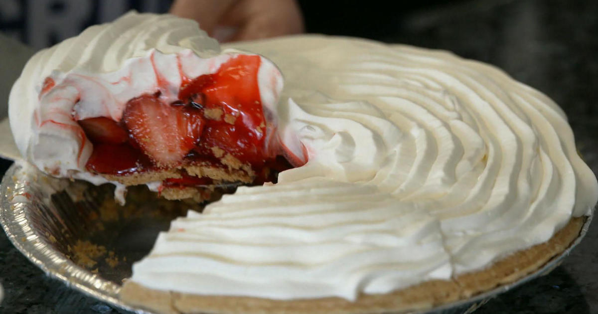 customers-flock-to-beloved-texas-pie-shop-for-thanksgiving