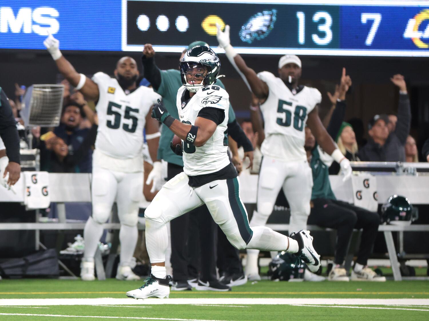 saquon-barkley-runs-over-rams-for-255-yards-as-eagles-roll-to-seventh-win-in-row