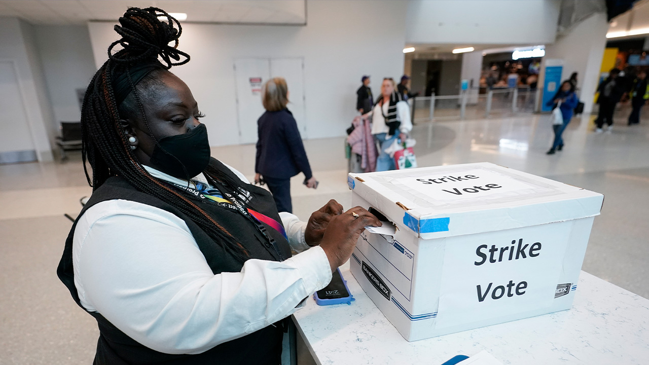 charlotte-airport-workers-go-on-strike-as-thanksgiving-travel-kicks-off