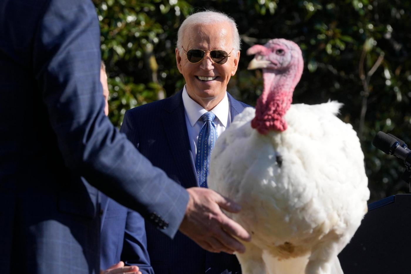 joe-biden-begins-final-white-house-holiday-season-with-turkey-pardons-for-‘peach’-and-‘blossom’