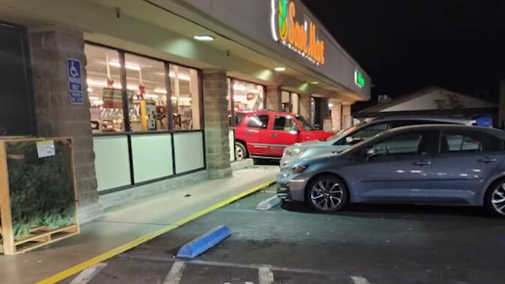 driver-crashes-into-save-mart-in-northwest-fresno,-police-say