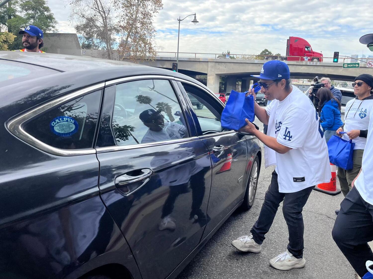 familia-de-fernando-valenzuela-hace-entrega-de-500-pavos-en-boyle-heights-en-memoria-del-‘toro’