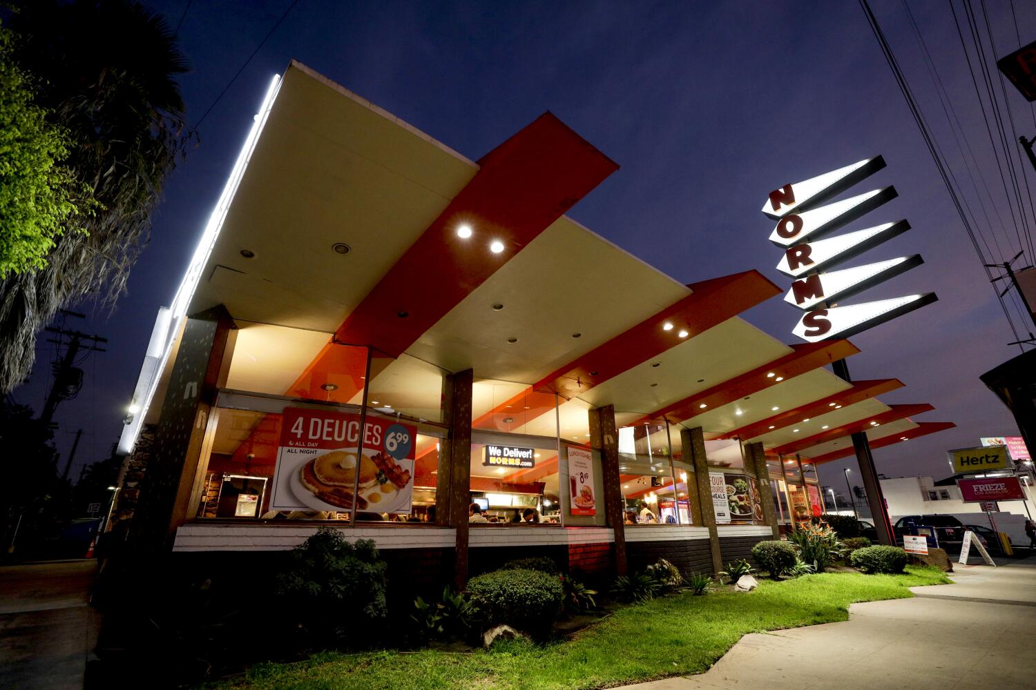 norms,-la’s-icon-of-coffee-shop-architecture,-will-give-way-to-a-fast-food-chain.-some-are-outraged