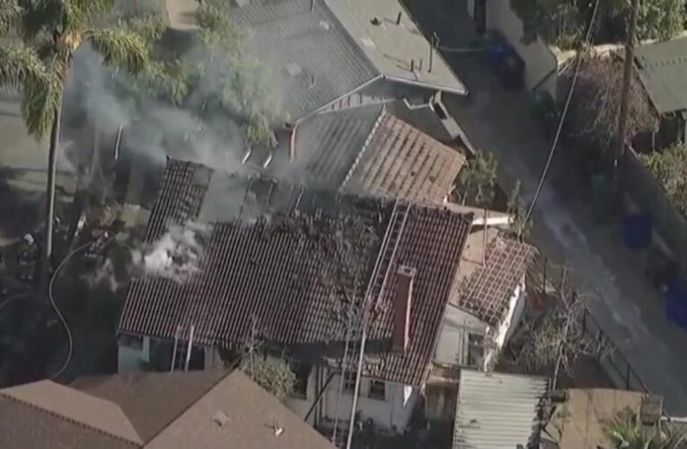 Fire crews battle house fire in Mission Hills