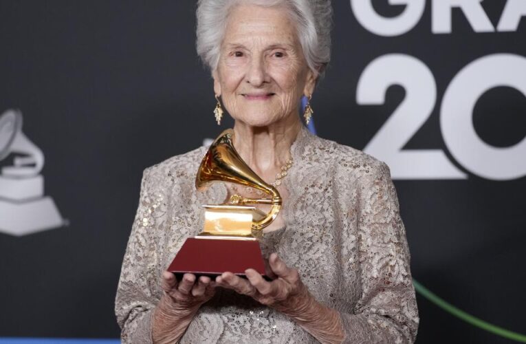 Fallece Ángela Álvarez, la veterana cantautora que hizo historia en el Latin Grammy