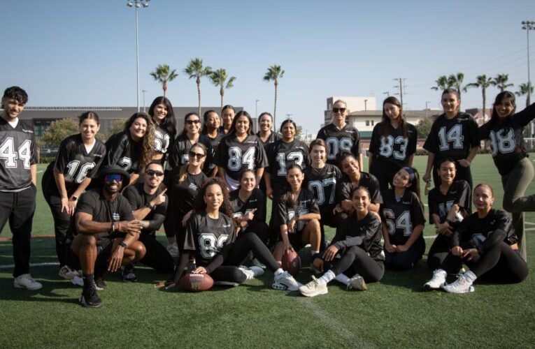 Flores y Acosta-Ruiz, dos impulsoras de la mujer en el deporte, sostienen campamento de flag football