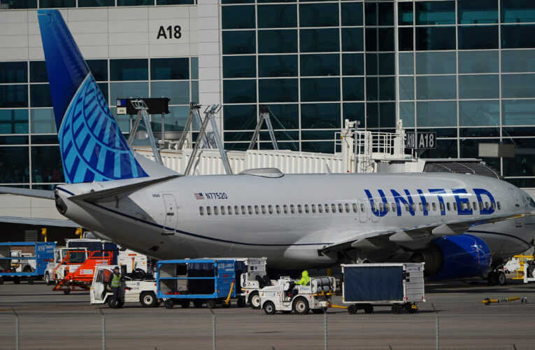 United becomes 1st airline to use AirTag tracking luggage