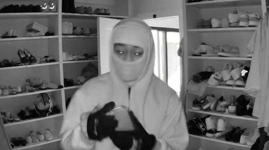 ‘shut-up,-i’m-trying-to-steal!’:-burglars-ransack-southern-california-homes-posing-as-deliverymen