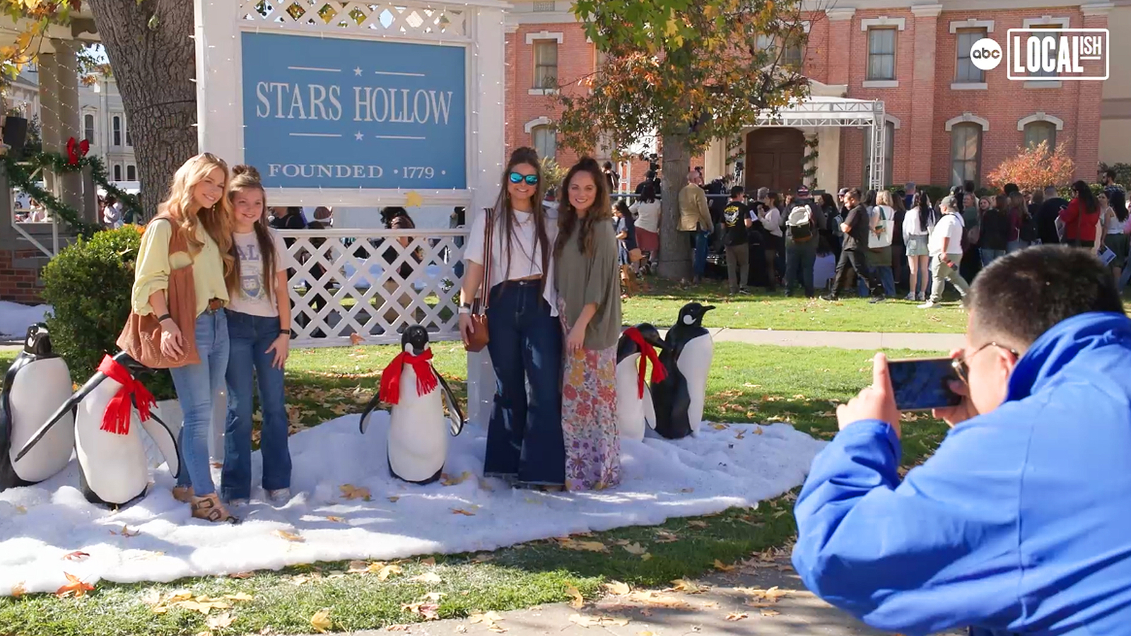 ‘gilmore-girls’-cast-reunites-for-special-holiday-tour-of-stars-hollow-on-the-warner-bros.-lot 