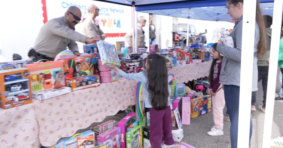 hundreds-of-families-gathered-at-the-oceano-elementary-school-for-a-huge-holiday-toy-distribution