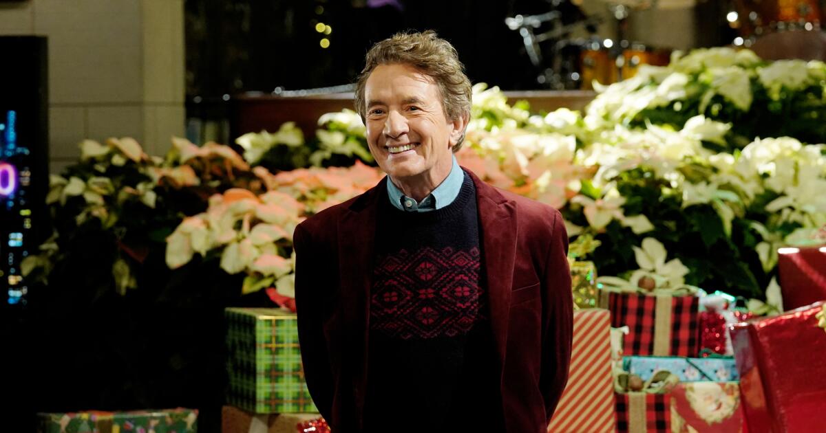 martin-short,-now-a-five-timer,-hosts-a-celebrity-filled-‘snl’-holiday-episode