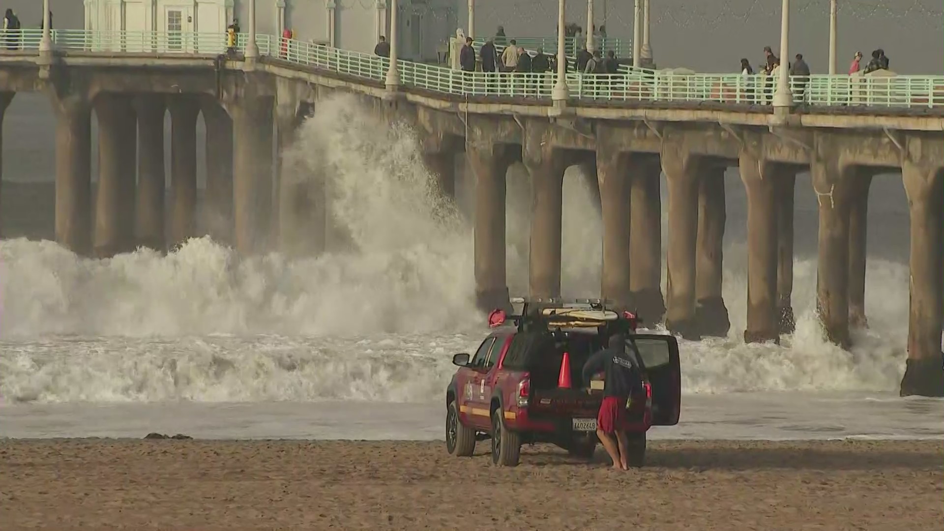 weather-officials-forecast-‘high-to-potentially-damaging’-surf,-coastal-flooding-ahead-of-holidays 