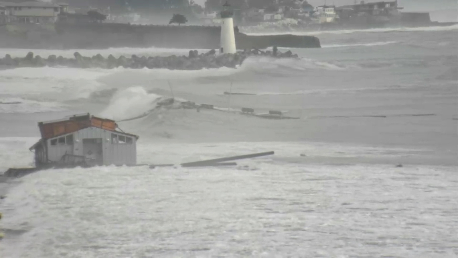 part-of-santa-cruz-wharf-collapses;-3-people-reportedly-rescued