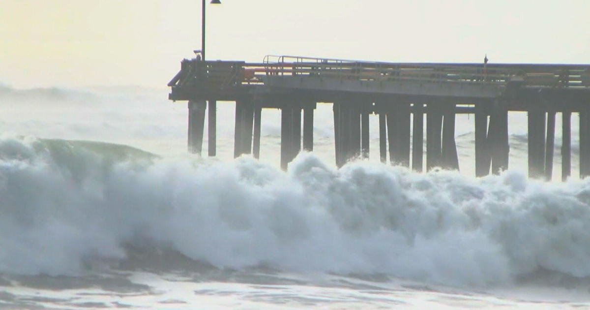 huge-waves-tear-through-santa-cruz-wharf,-sending-debris-into-the-ocean