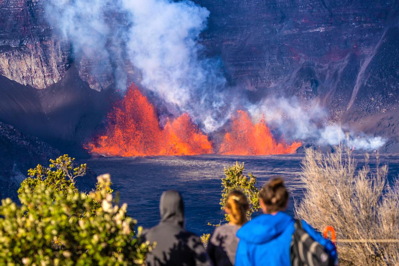 stunning-photos-show-lava-erupting-from-hawaii’s-kilauea-volcano