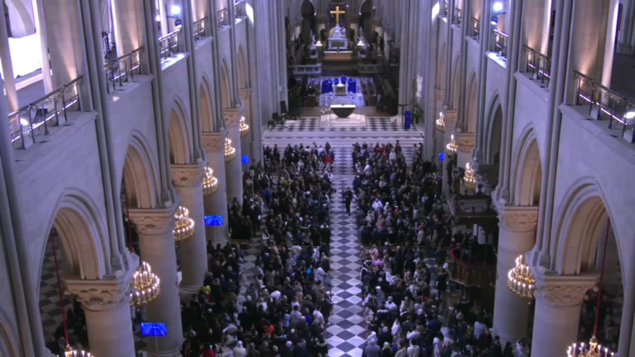 tourists-flock-to-reopened-notre-dame-cathedral-for-1st-christmas-eve-mass-since-2019-fire