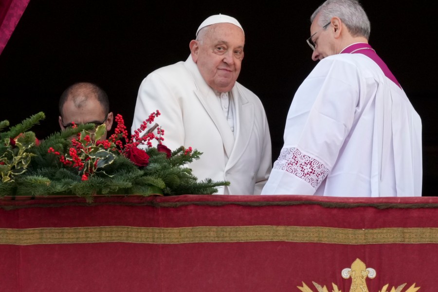 pope-urges-‘all-people-of-all-nations’-to-silence-arms-and-overcome-divisions-in-christmas-address